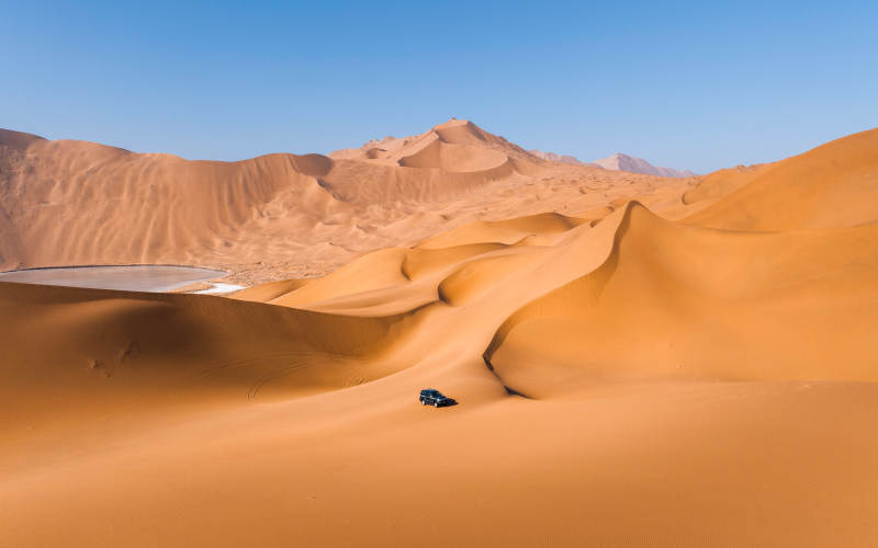 沙漠探险 穿越金色沙丘图片