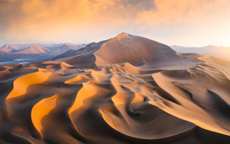 巴丹吉林金色沙漠的壮丽景象图片