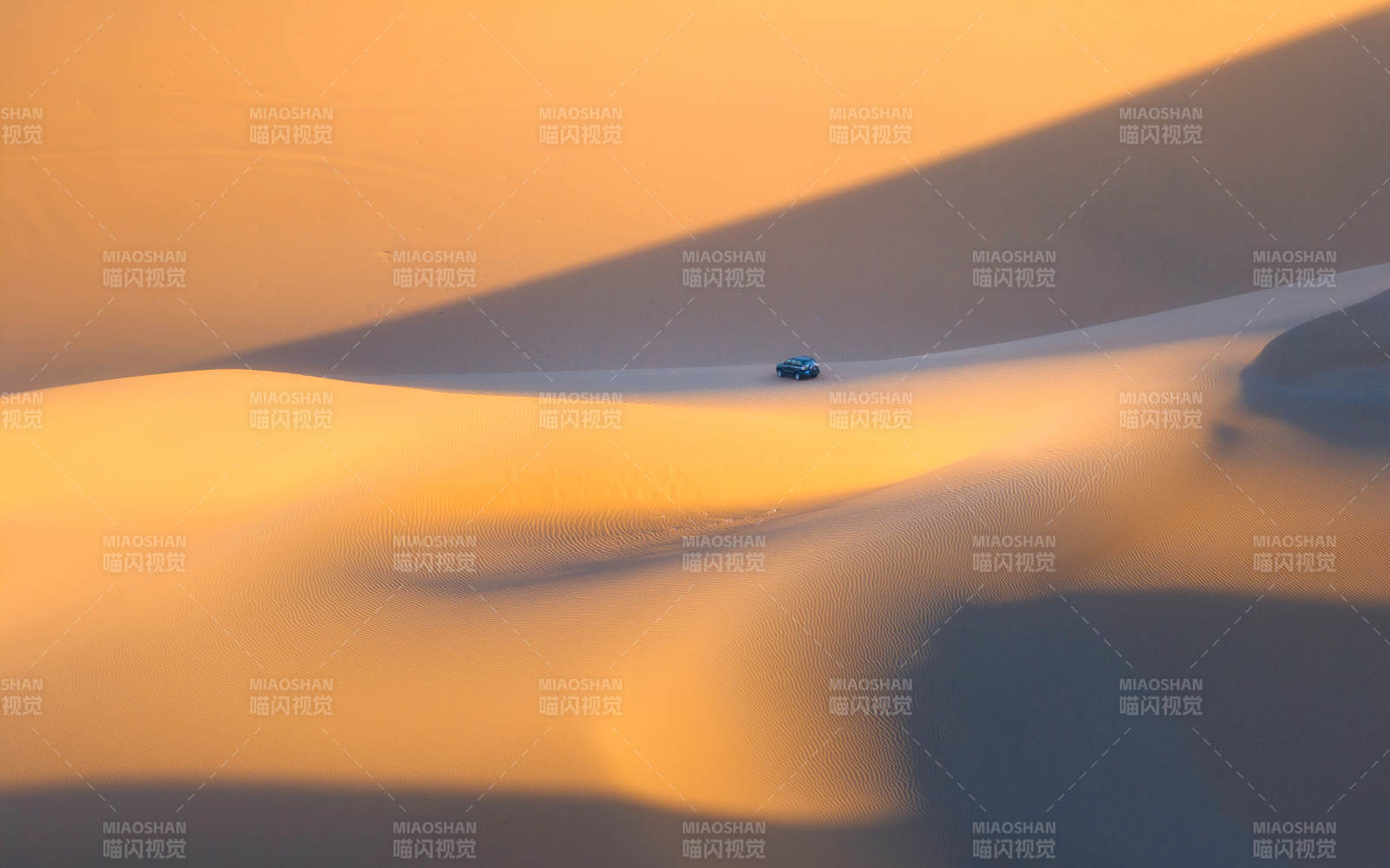 沙漠日落 孤车独行图片