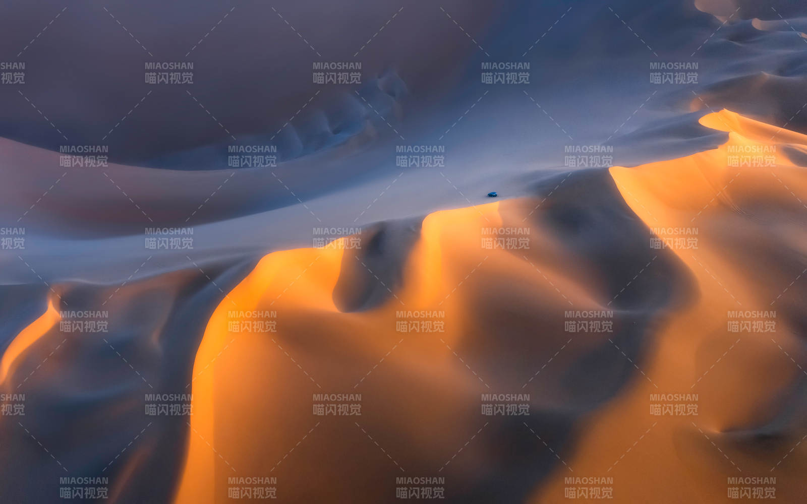 沙漠晨曦 沙丘光影交错图片