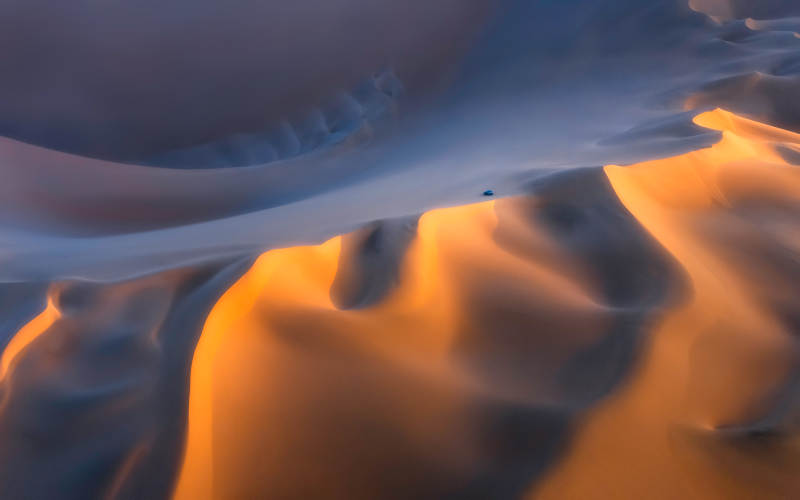 沙漠晨曦 沙丘光影交错图片