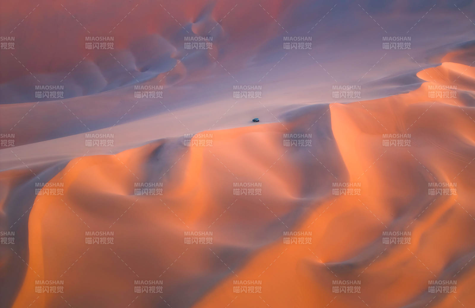 沙漠公路 穿越金色沙海图片