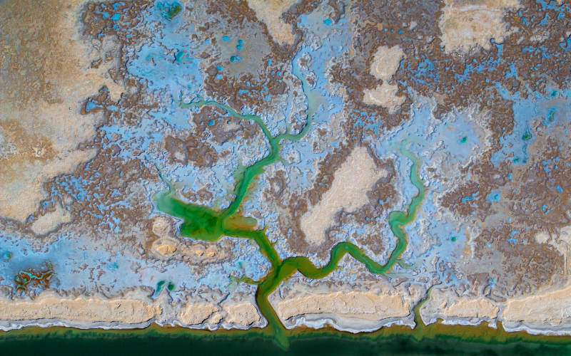 湿地河流的自然纹理图片