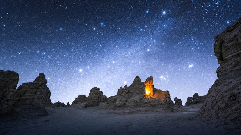 星空下的神秘古城遗址图片