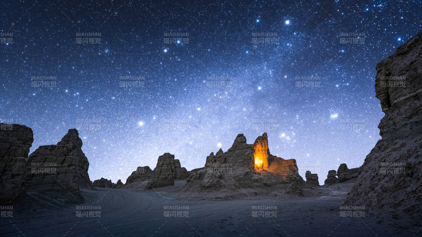 星空下的神秘古城遗址图片