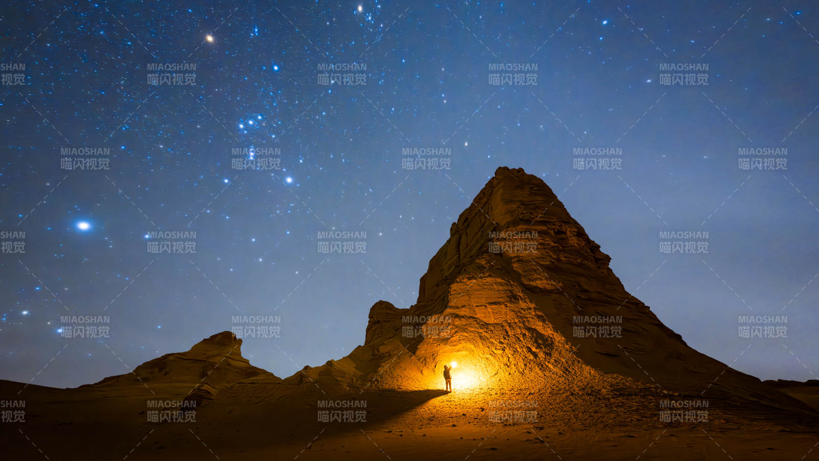 星空下的沙漠奇观图片