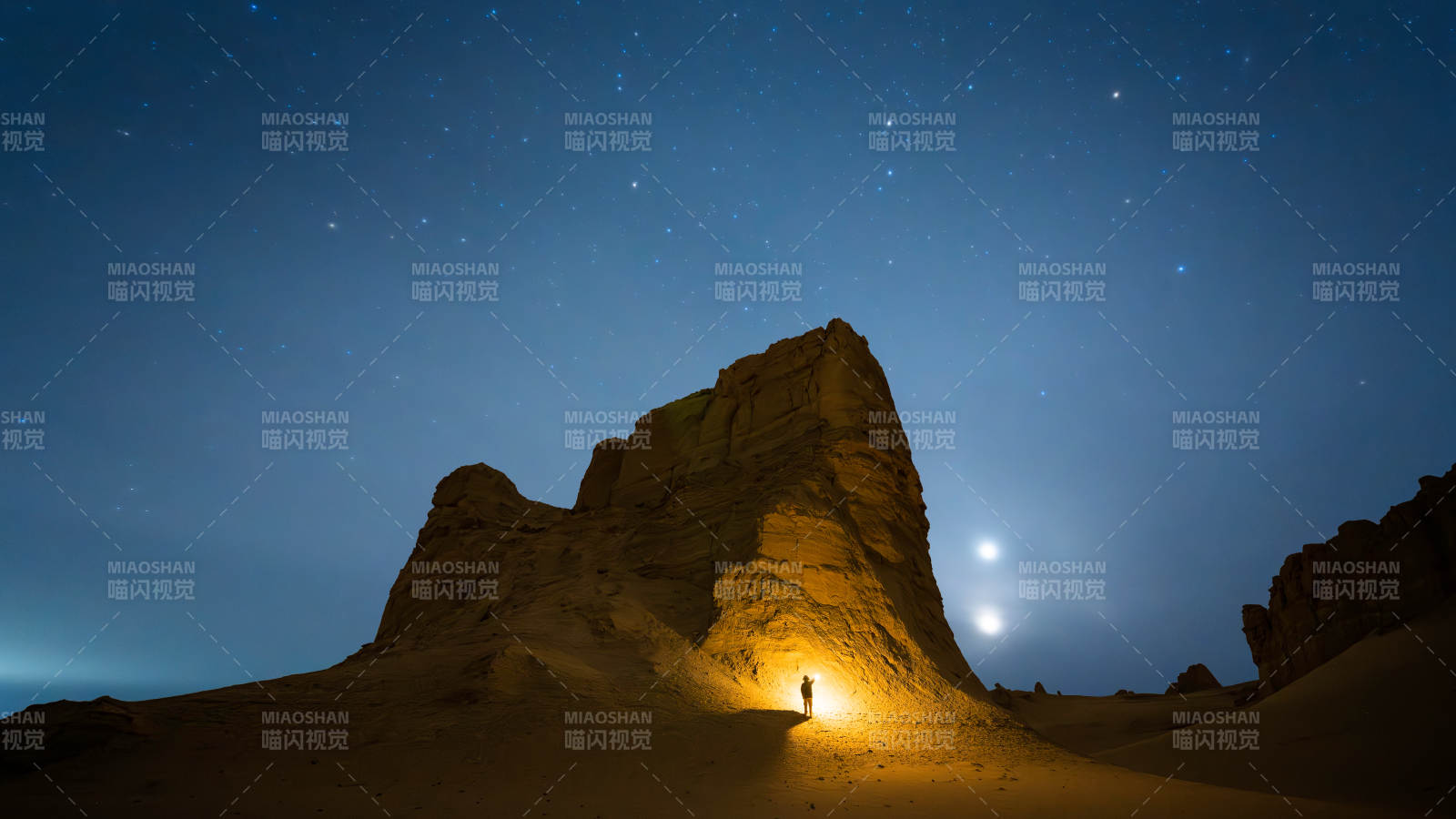 沙漠夜景 星光下的孤影图片