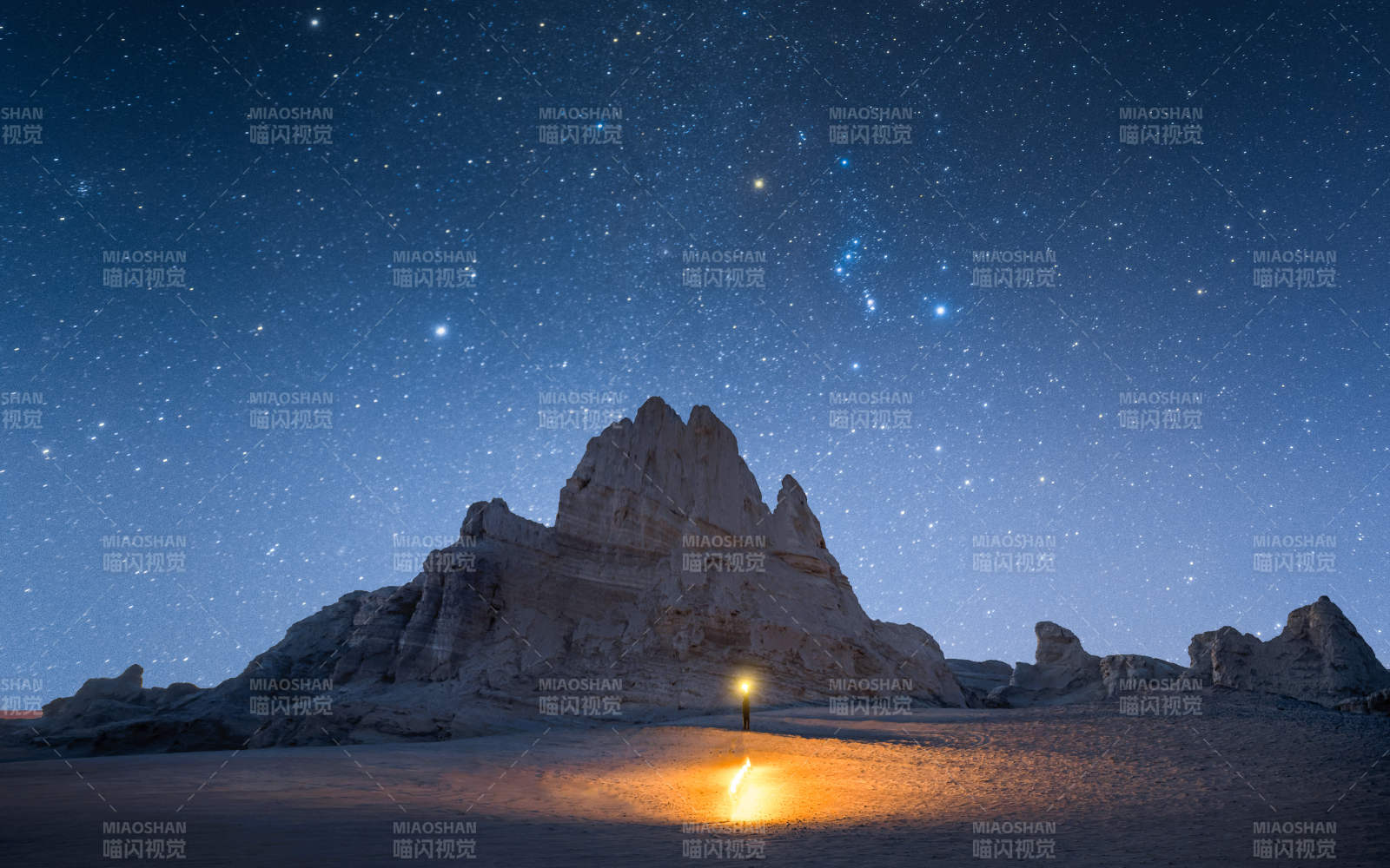 星空下的孤灯与山影图片