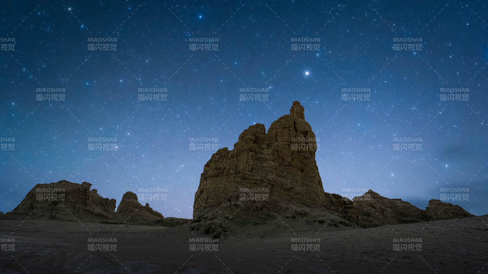 星空下的沙漠奇岩图片