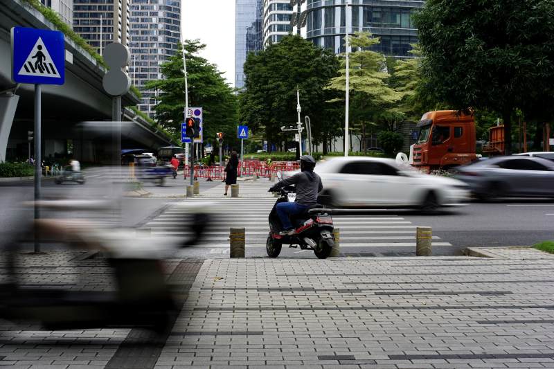 城市街头繁忙景象图片