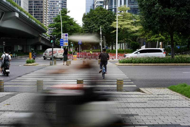 城市街头的繁忙瞬间图片
