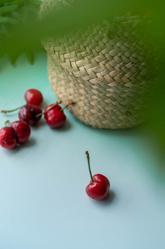 樱桃与编织篮的静谧时光图片