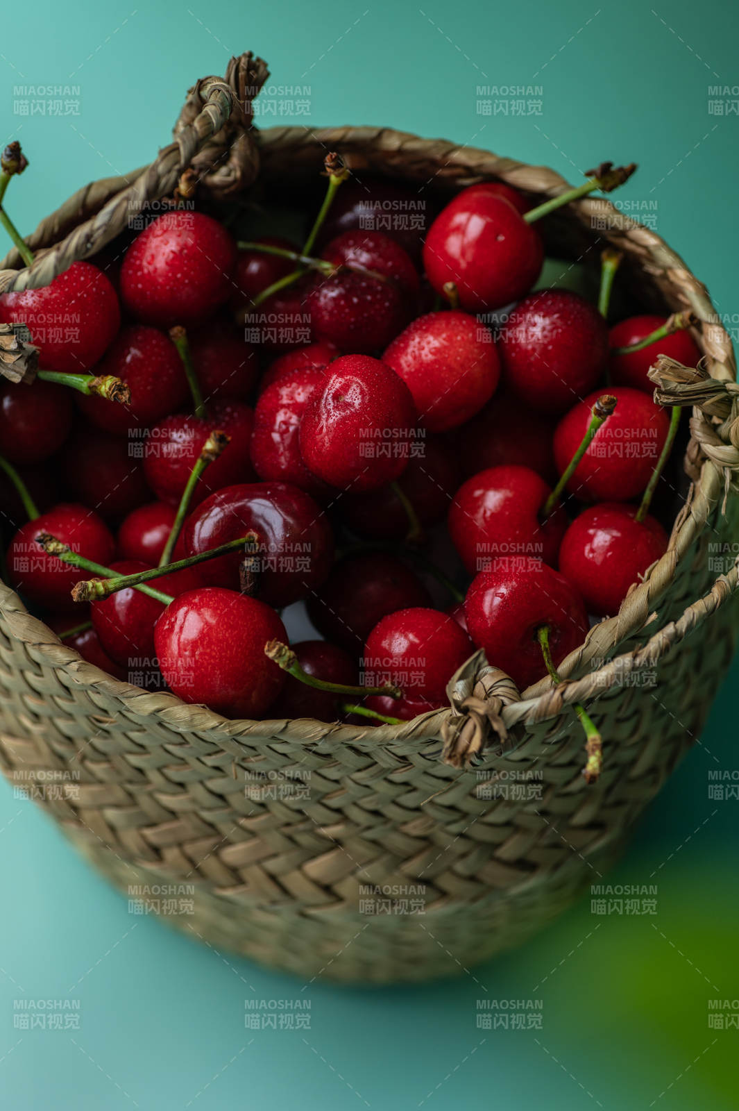 篮子里的鲜红樱桃图片