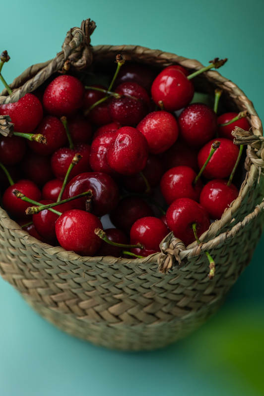 篮子里的鲜红樱桃图片