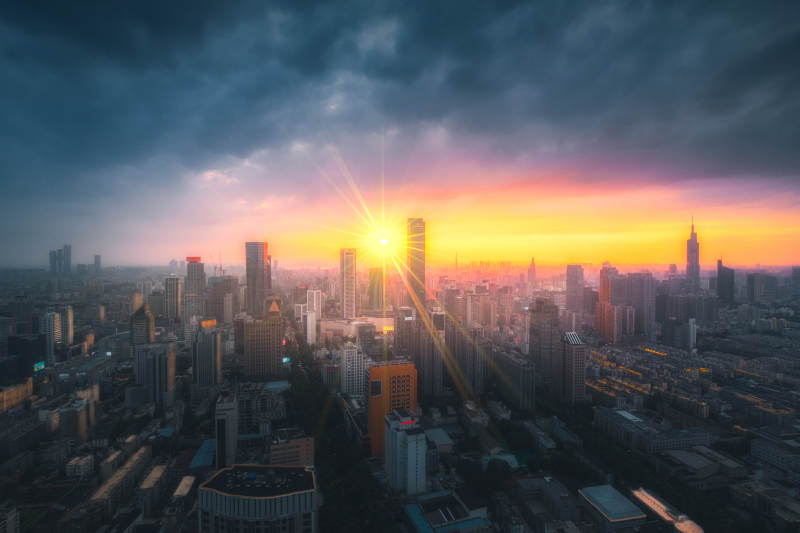 城市日落光辉璀璨图片