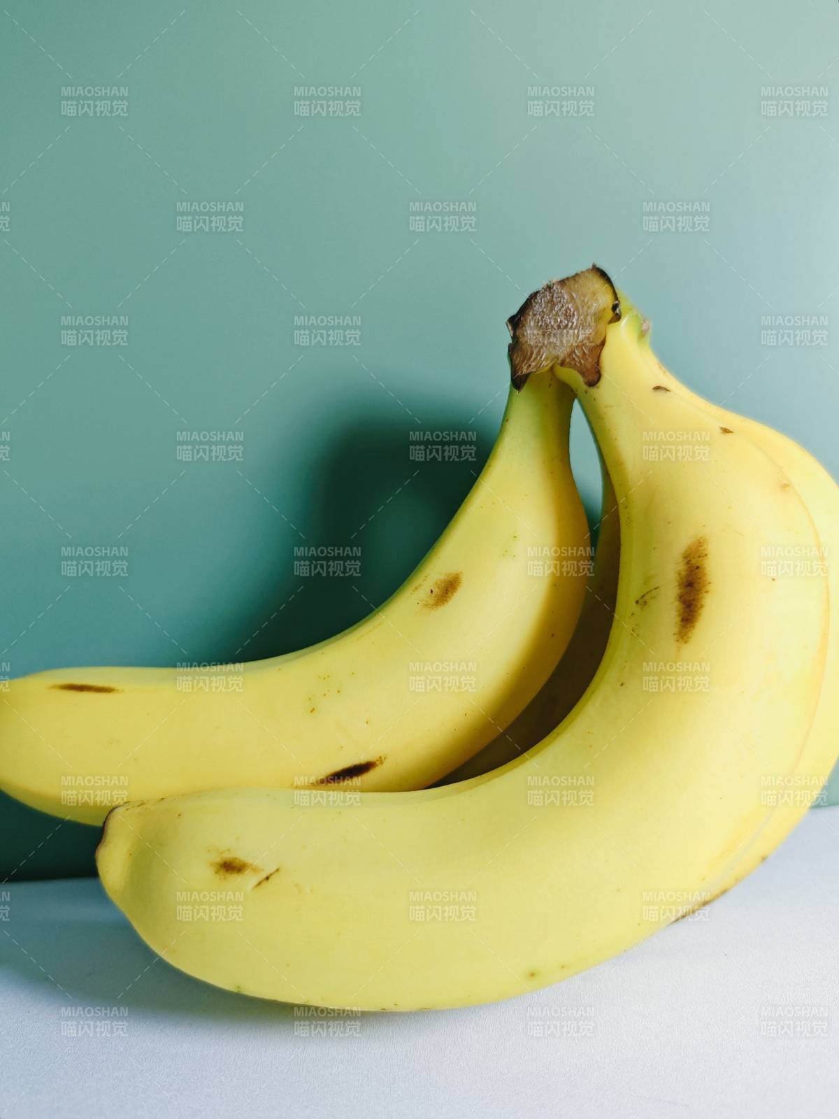 两根香蕉的静物图图片