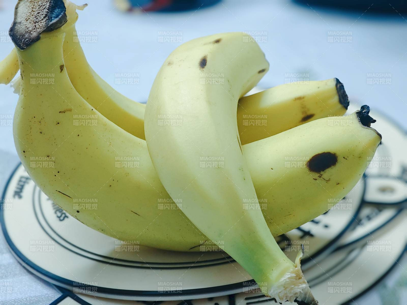 盘中的香蕉图片