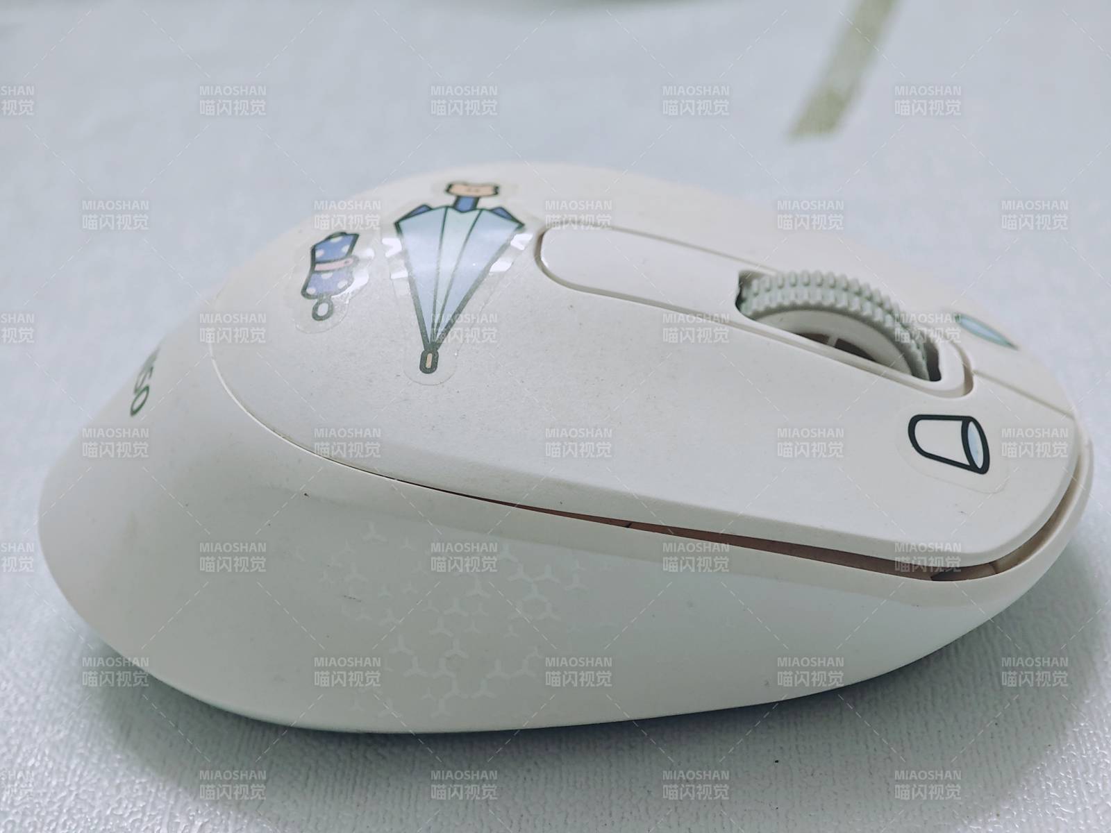 白色无线鼠标特写图片