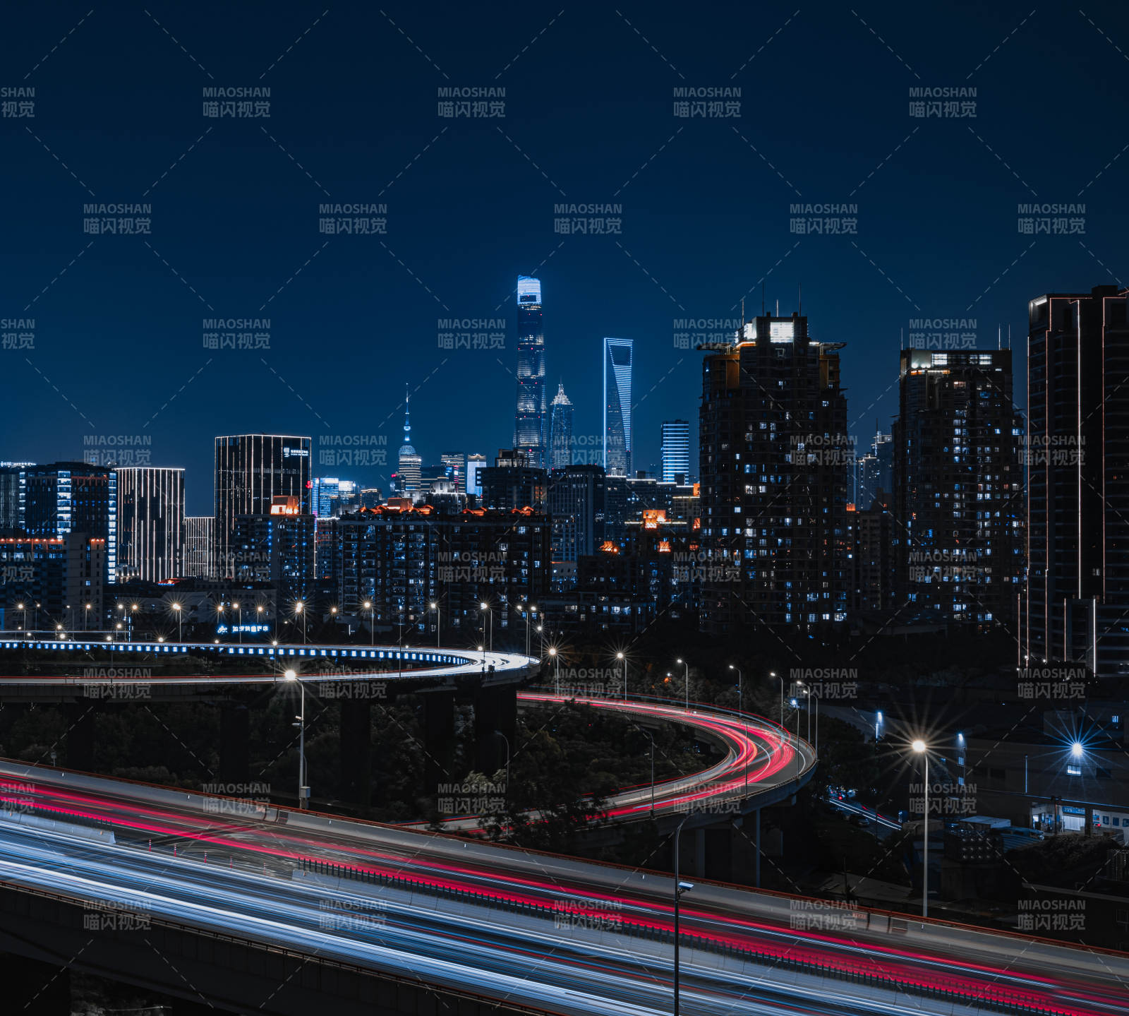 夜幕下的城市光影流线图片