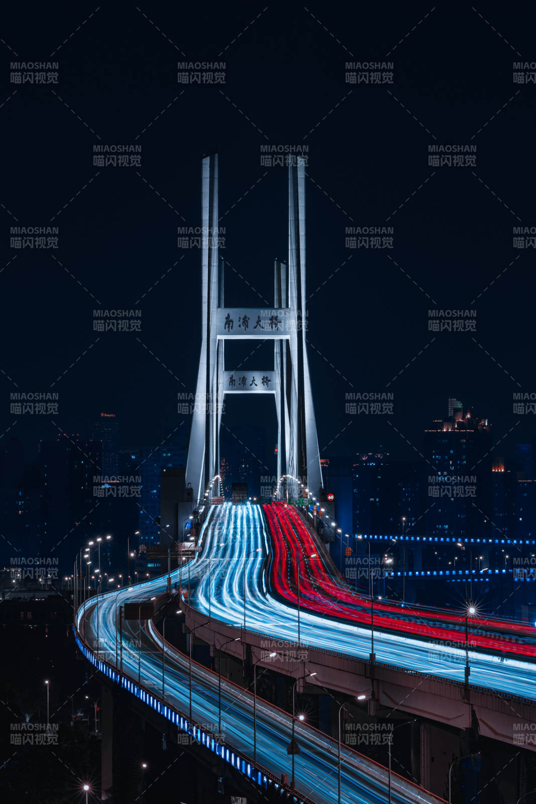 夜幕下的城市桥梁光影图片