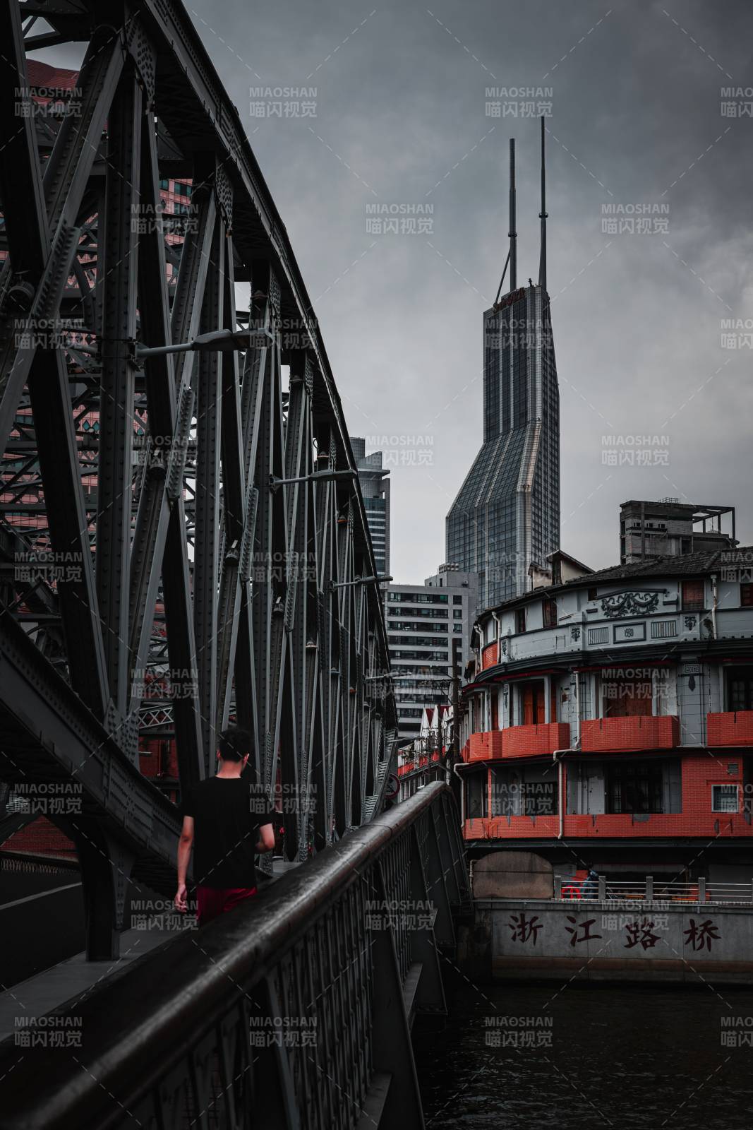 城市桥景 行人独行图片