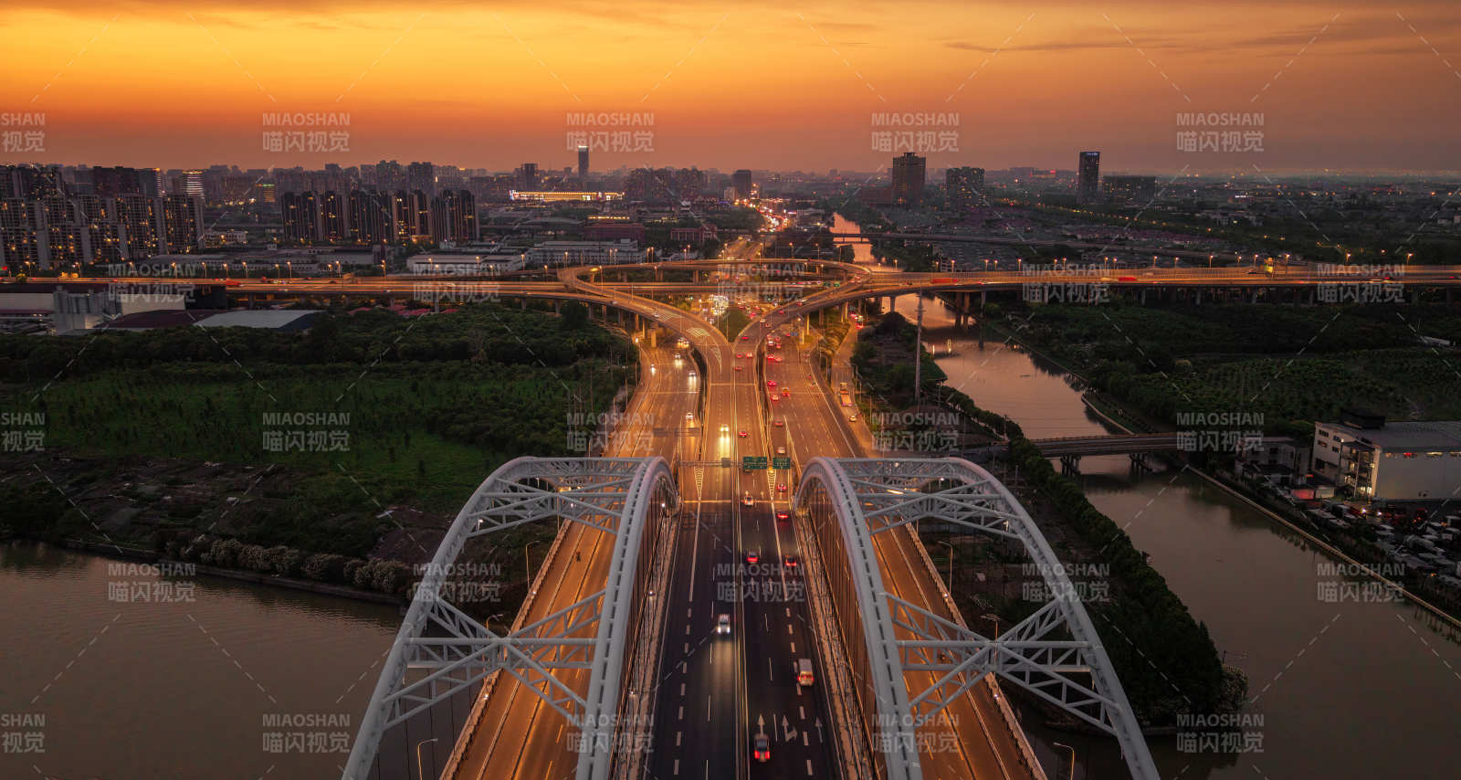 城市黄昏 桥梁车流繁忙图片
