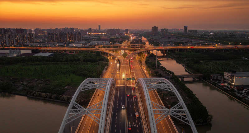 城市黄昏 桥梁车流繁忙图片
