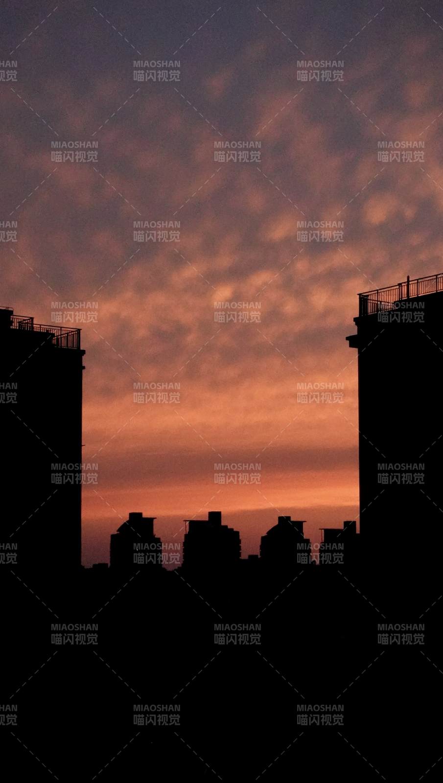 城市剪影与晚霞图片
