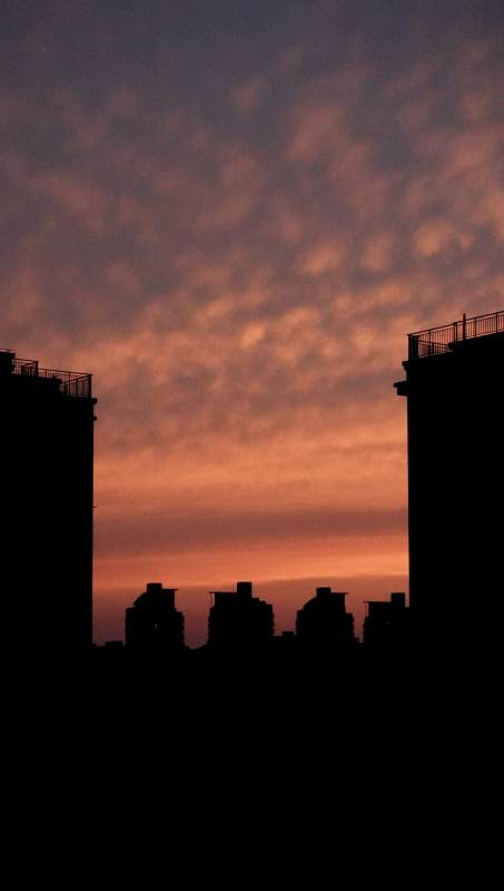 城市剪影与晚霞图片