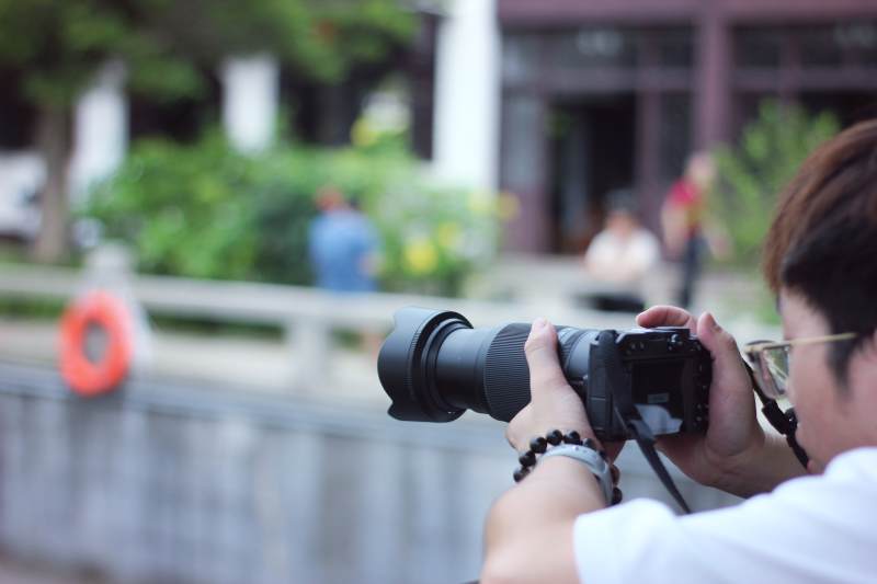 摄影师专注拍摄瞬间图片