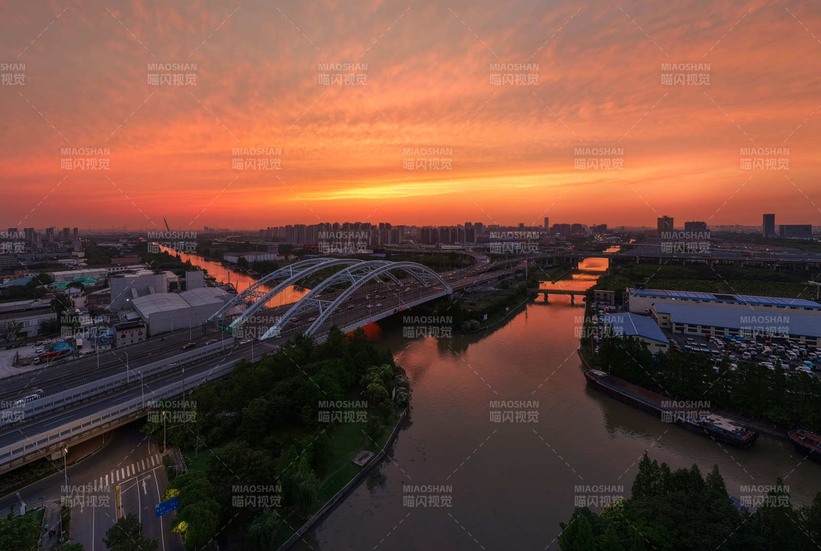 夕阳下的城市风光图片