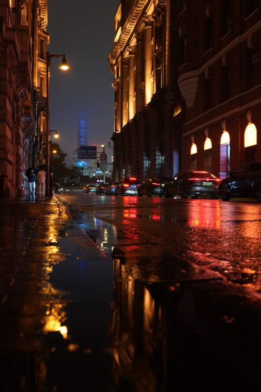 雨夜街景 灯光倒影图片
