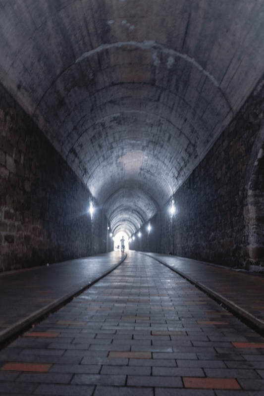 隧道深处的骑行者图片