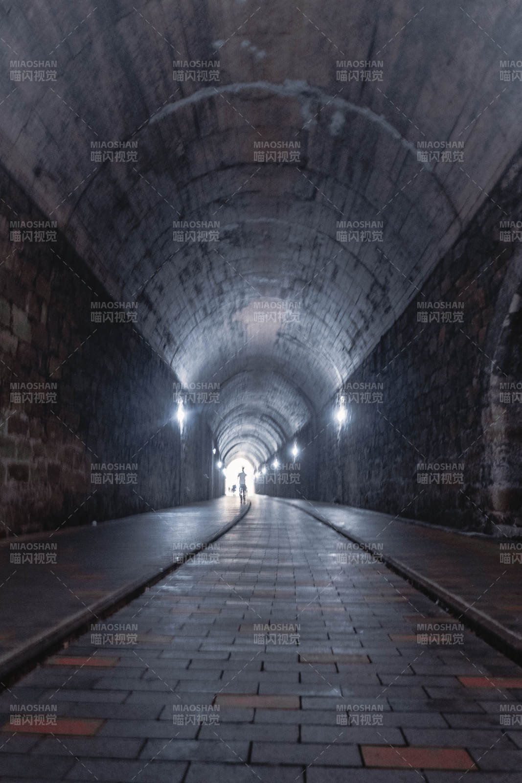 隧道深处的骑行者图片