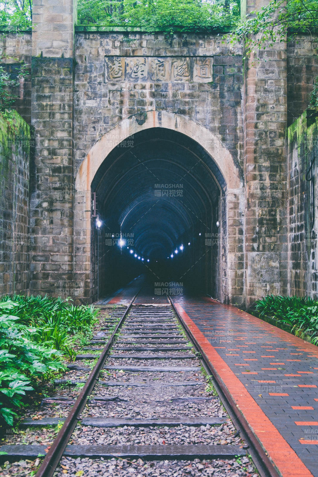 穿越时光的隧道图片