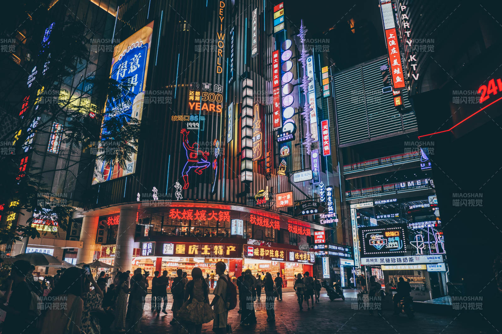 繁华都市夜景人潮涌动图片