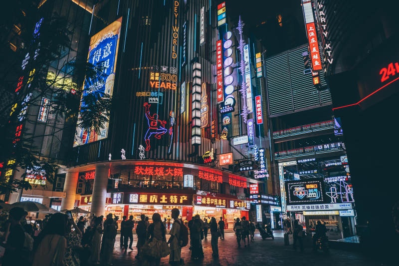 繁华都市夜景人潮涌动图片