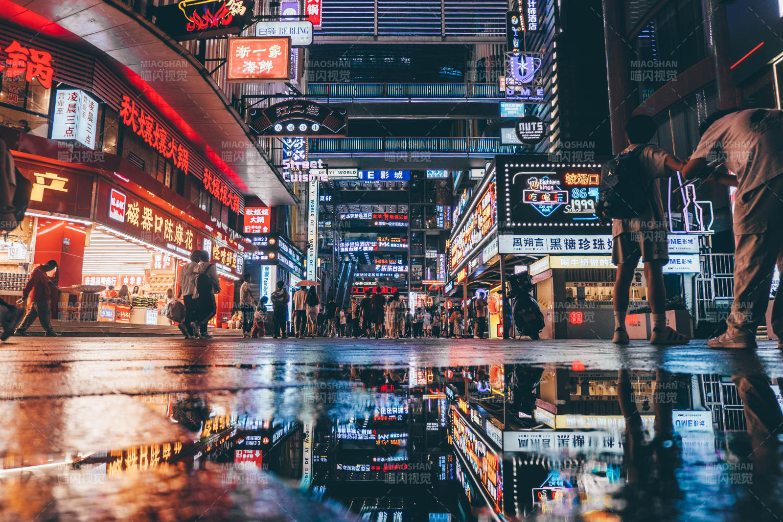 霓虹夜市 雨后繁华图片