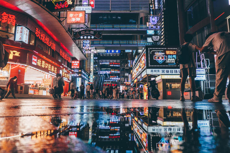 霓虹夜市 雨后繁华图片
