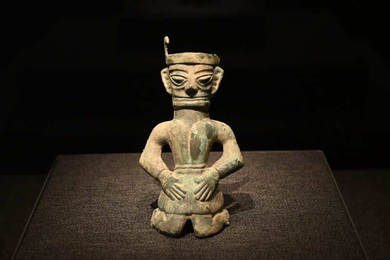 古代青铜雕像特写图片