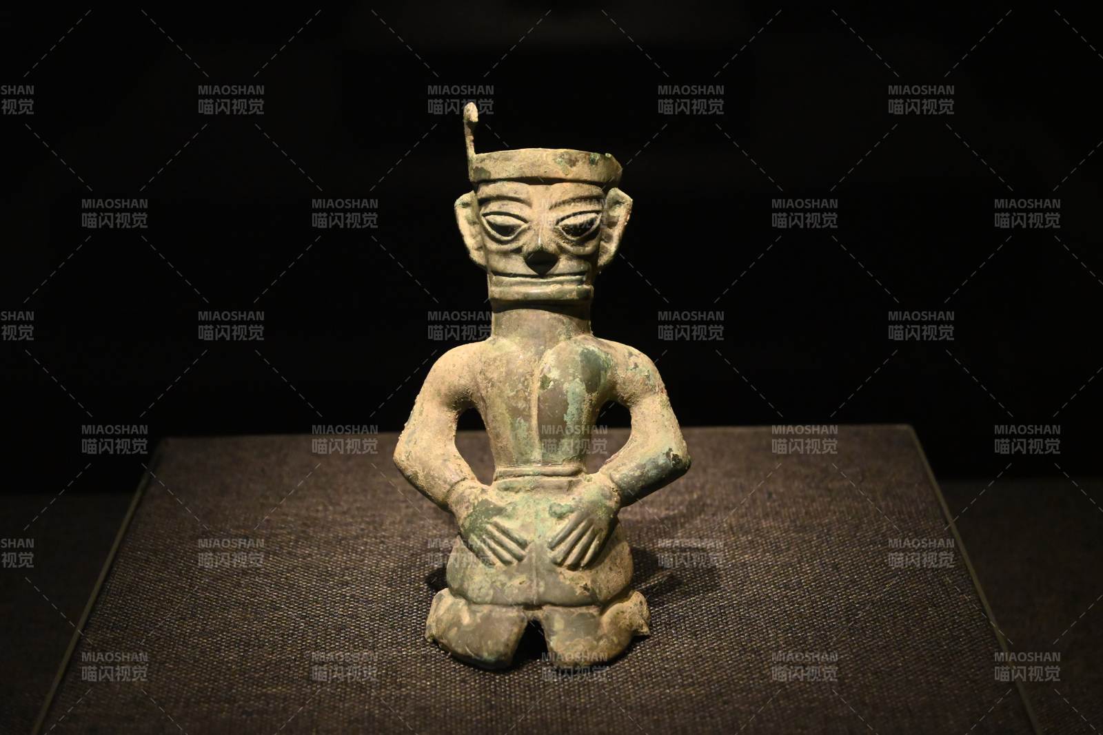 古代青铜雕像特写图片