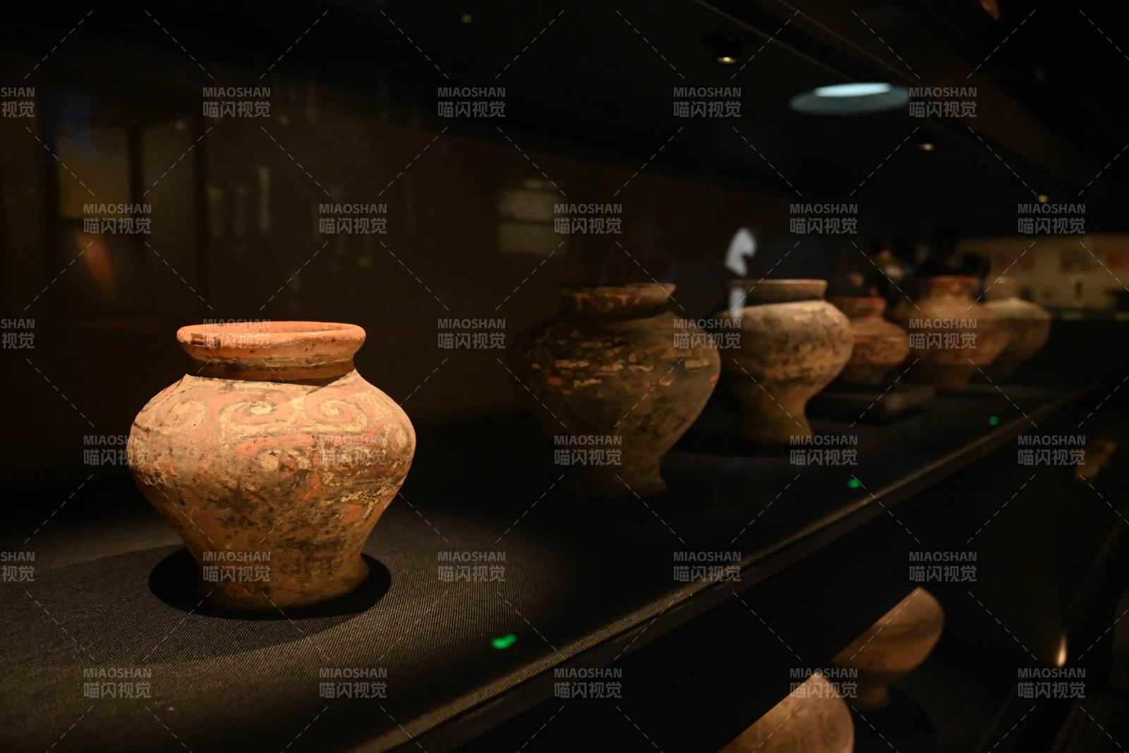 古代陶罐展示图片