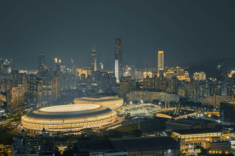 深圳夜幕下的城市与体育场图片