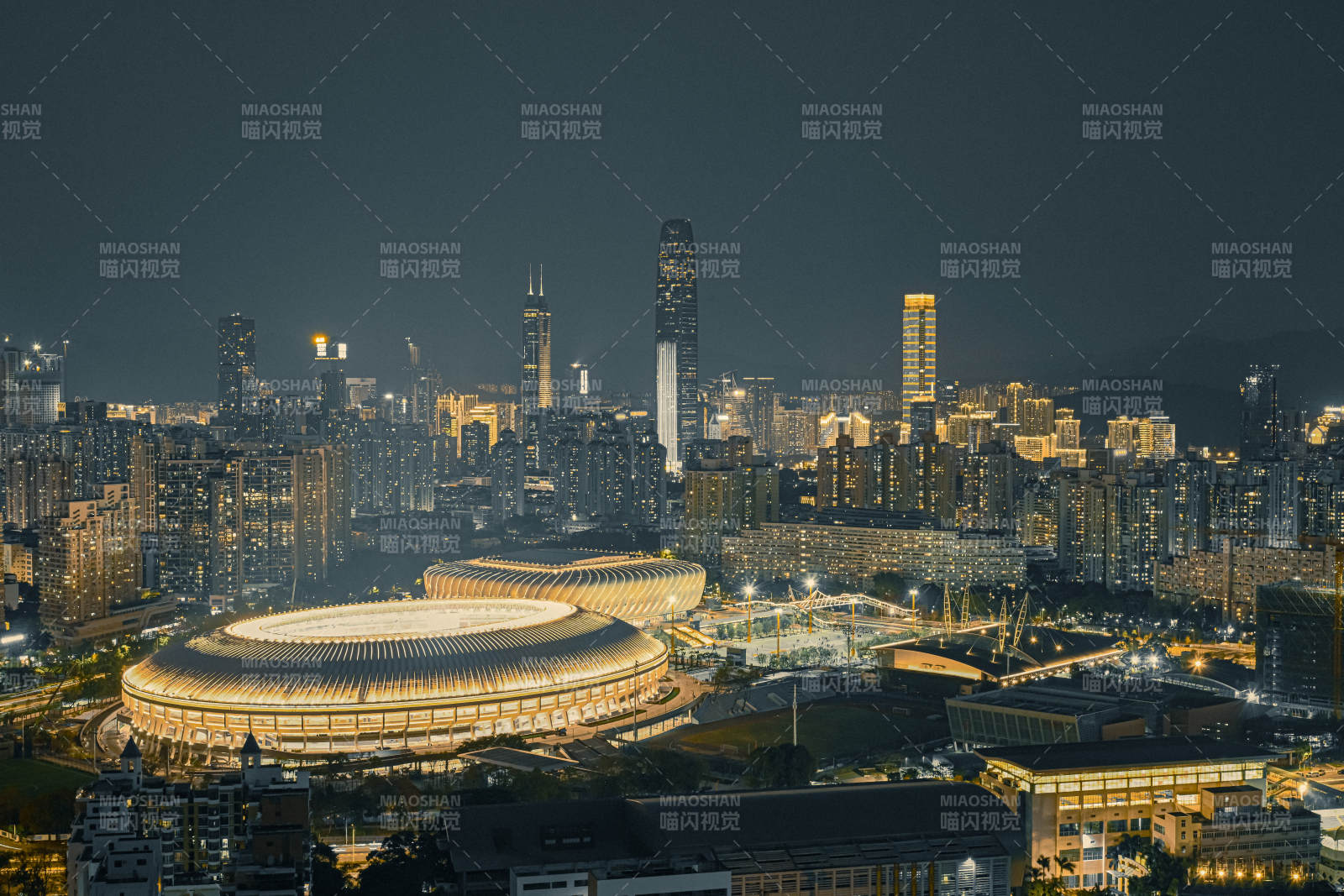 深圳夜幕下的城市与体育场图片