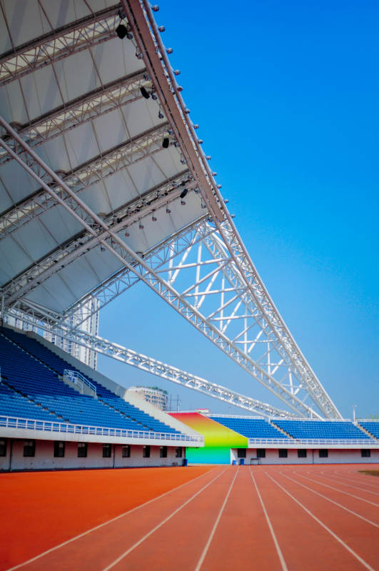 现代体育场的彩虹跑道图片