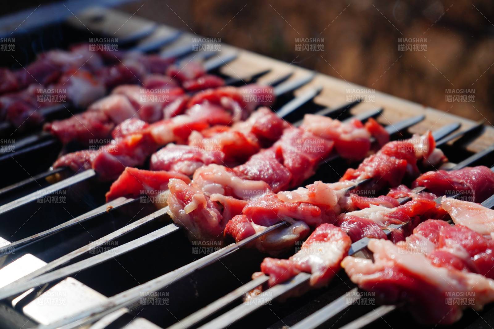 烧烤肉串 美味待烤图片