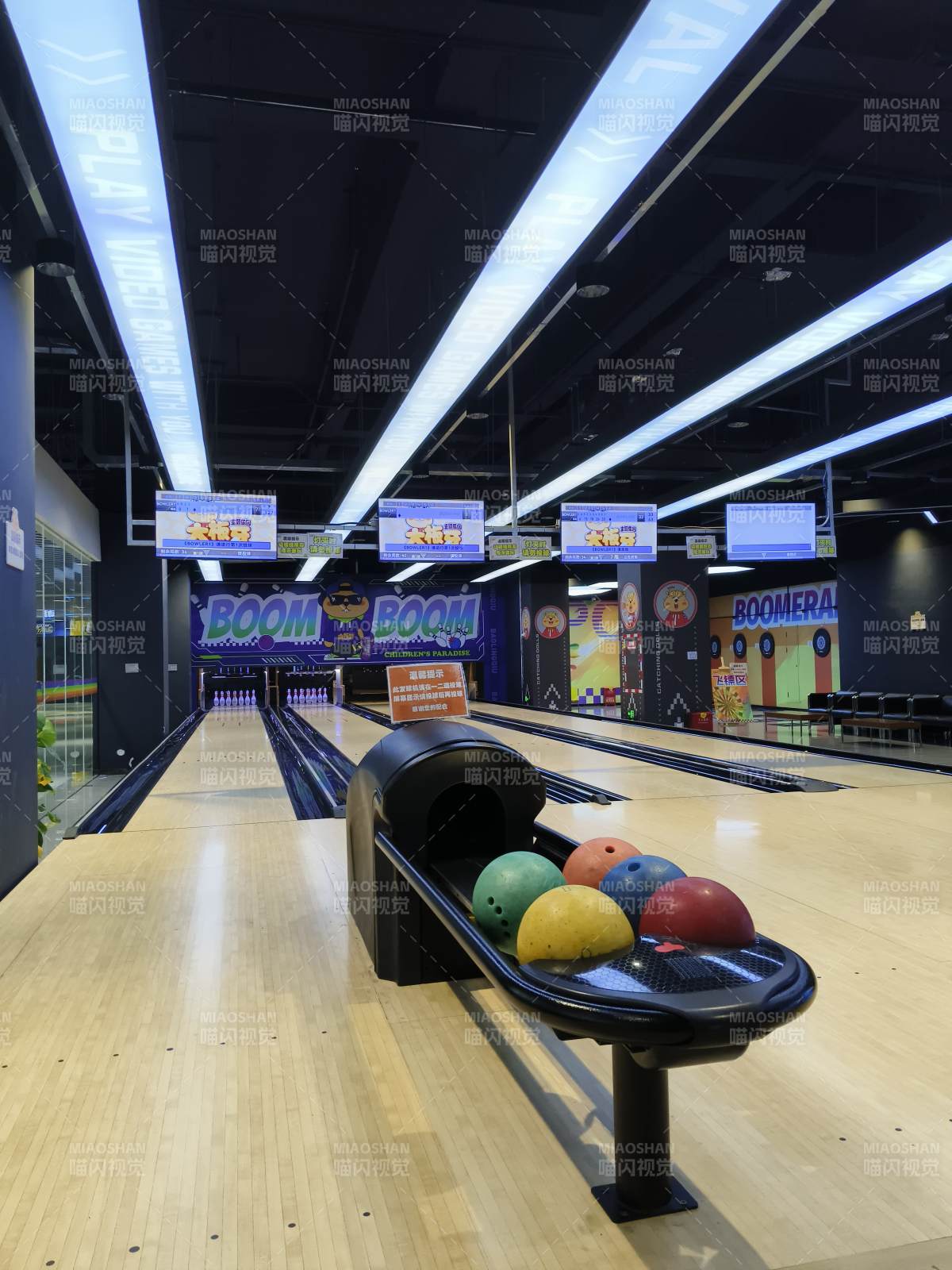 保龄球馆内的彩色球道图片