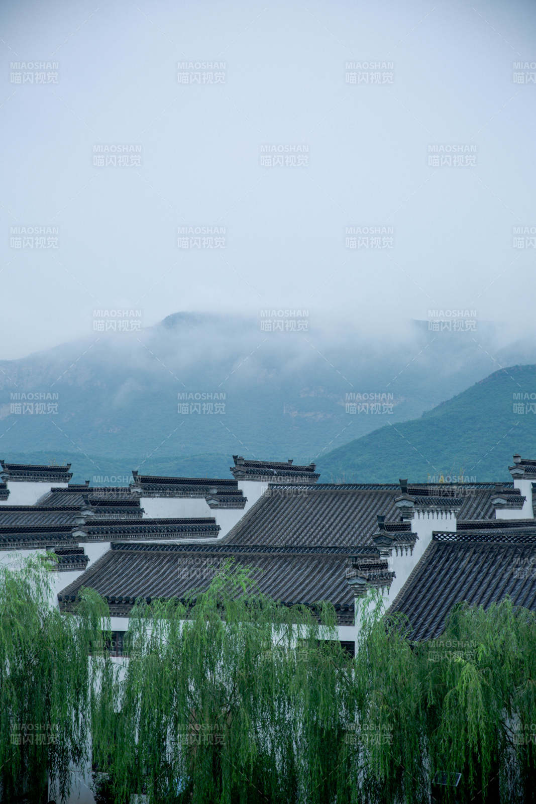 徽派建筑 山峦隐现图片