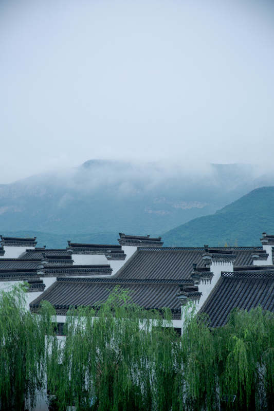 徽派建筑 山峦隐现图片