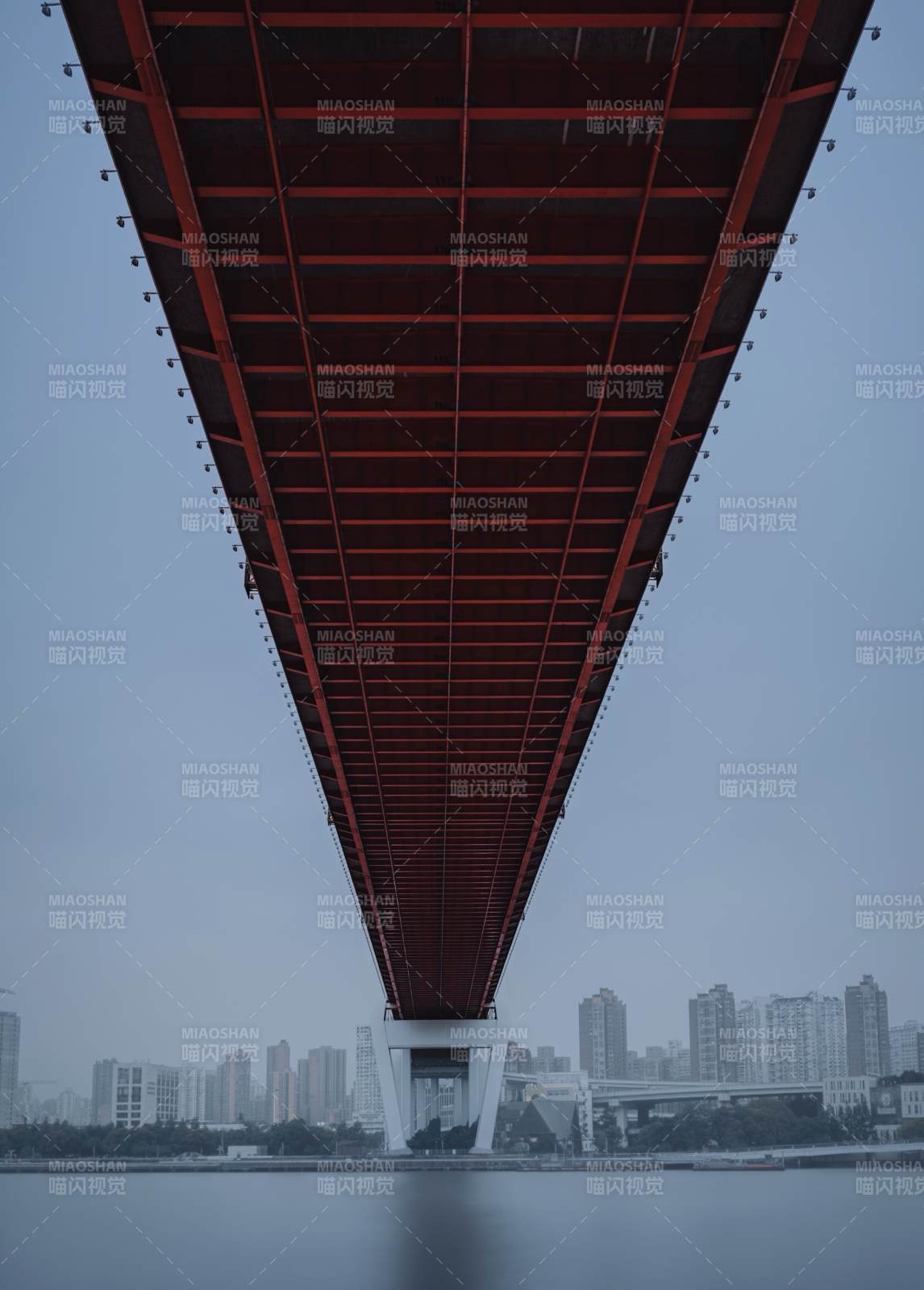 城市桥梁下的静谧景象图片